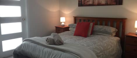 3 عدّة غرف نوم ومكواة/لوح كي وملاءات أسرّة