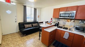 Fridge, microwave, oven, stovetop - Cozy Studio Retreat with Private Parking and Laundry. Pet Friendly (Ponce)
