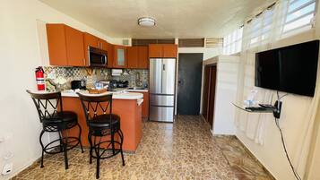 Refrigerador, microondas, horno y parrilla de estufa