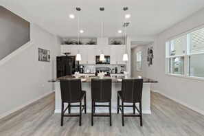 Kylskåp, mikrovågsugn, ugn och spishäll