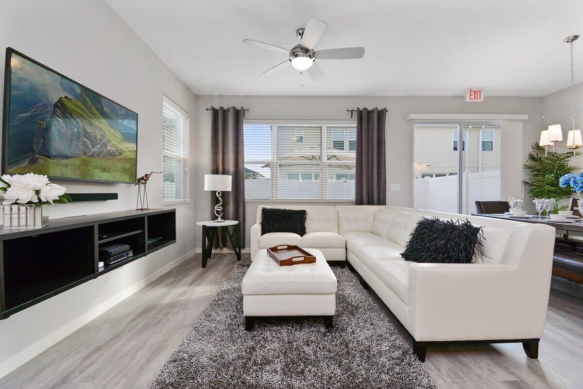 TV, DVD-spiller, stereoanlegg og kontorer