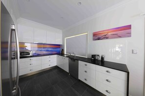 Refrigerador, microondas, horno y parrilla de estufa