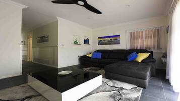 Smart TV, livros, aparelho de som