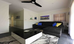 Smart TV, libros y estéreo