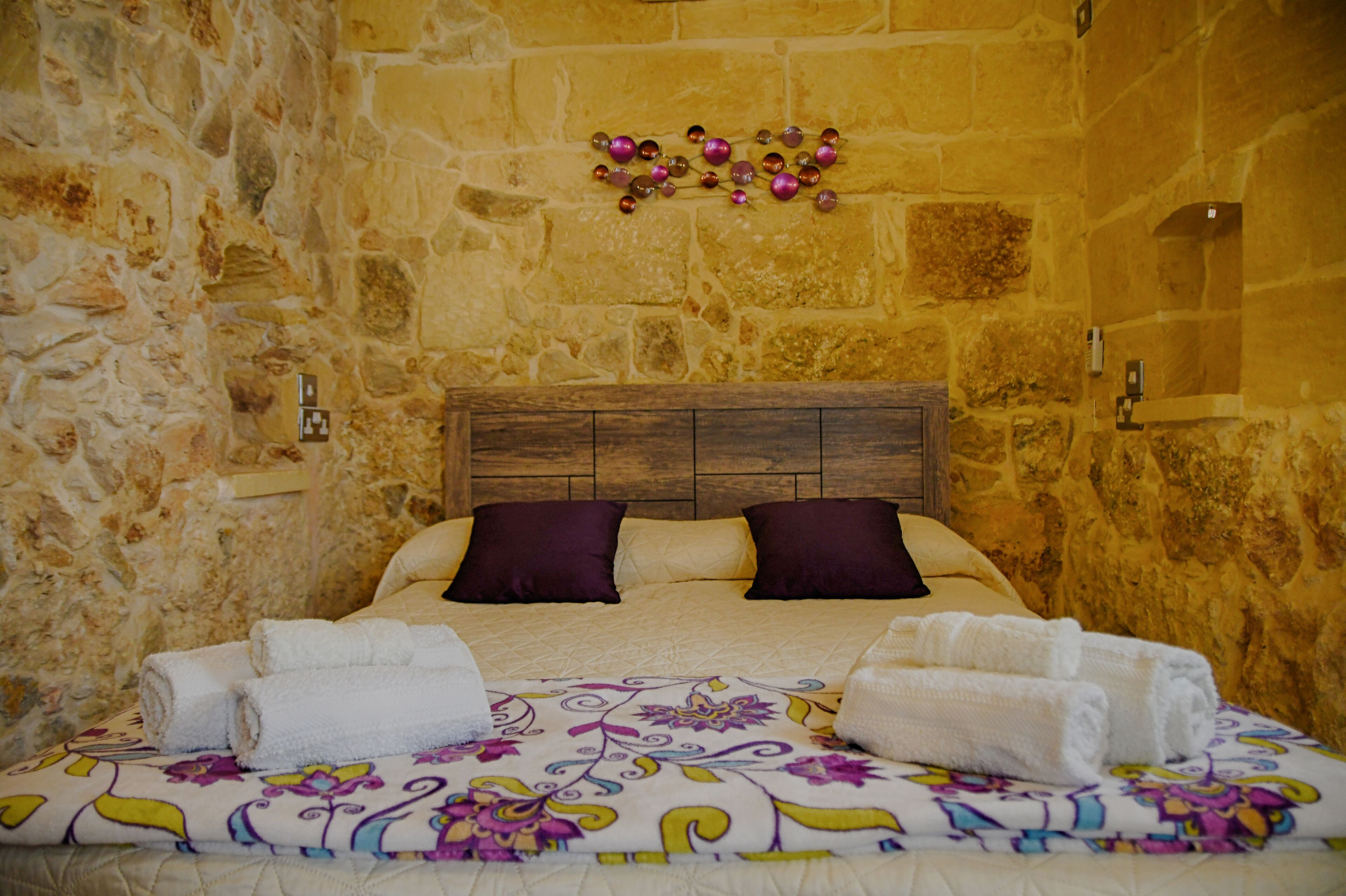 3 habitaciones, tabla de planchar con plancha y cuna de viaje 