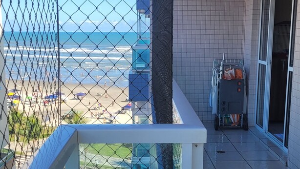 A balcony with a view of the beach and ocean. - "Foot in the sand", large balcony, sea view, Wi-Fi, up to 6 people, no pool (Guilhermina)