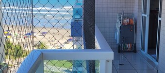 Fot i sanden, stor balkong, havutsikt. Rabatter sjekk det ut!