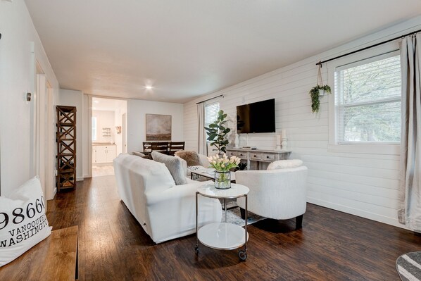 Smart TV, fireplace, Netflix, streaming services