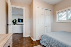 2 多间卧室、办公桌、熨斗/熨衣板、旅行婴儿床