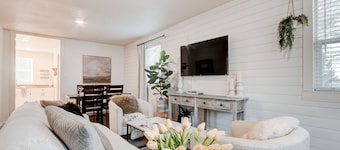 Cozy home in the heart of Vancouver.  Next to a park. Few min drive to PDX. 