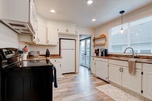 冰箱、微波炉、烤箱、炉灶