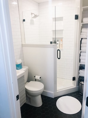 Hair dryer, towels, soap, shampoo - Ogden’s East Bench // Luxury Amenities// Whole Home! (Ogden)