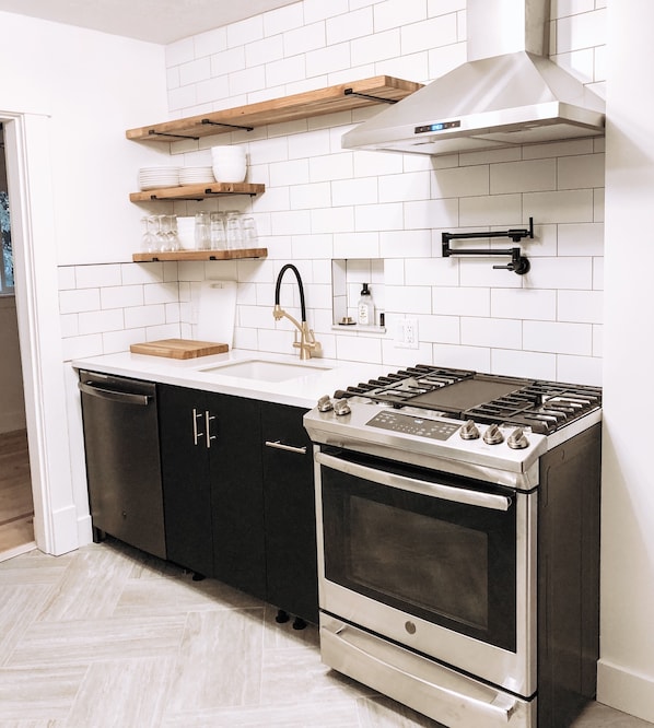 Réfrigérateur, four à micro-ondes, un four, surface de cuisson