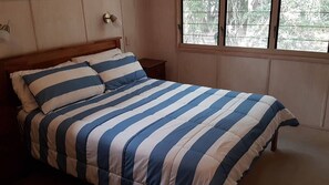 4 bedrooms, iron/ironing board, bed sheets