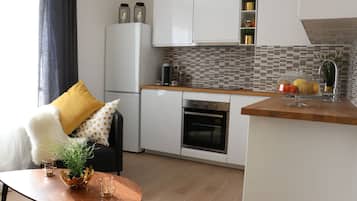 Deluxe Apartment, 1 King Bed with Sofa bed, Non Smoking | Private kitchen | Coffee/tea maker, electric kettle, toaster, toaster oven