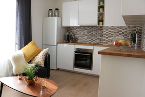 Appartement Deluxe, 1 très grand lit et 1 canapé-lit, non-fumeurs | Cuisine privée | Cafetière/bouilloire, bouilloire électrique, grille-pain