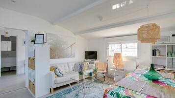 Appartement Deluxe, non-fumeurs, vue jardin (8 people) | Coin séjour | Télévision à écran plat