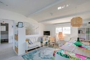 Appartement Deluxe, non-fumeurs, vue jardin (8 people) | Coin séjour | Télévision à écran plat