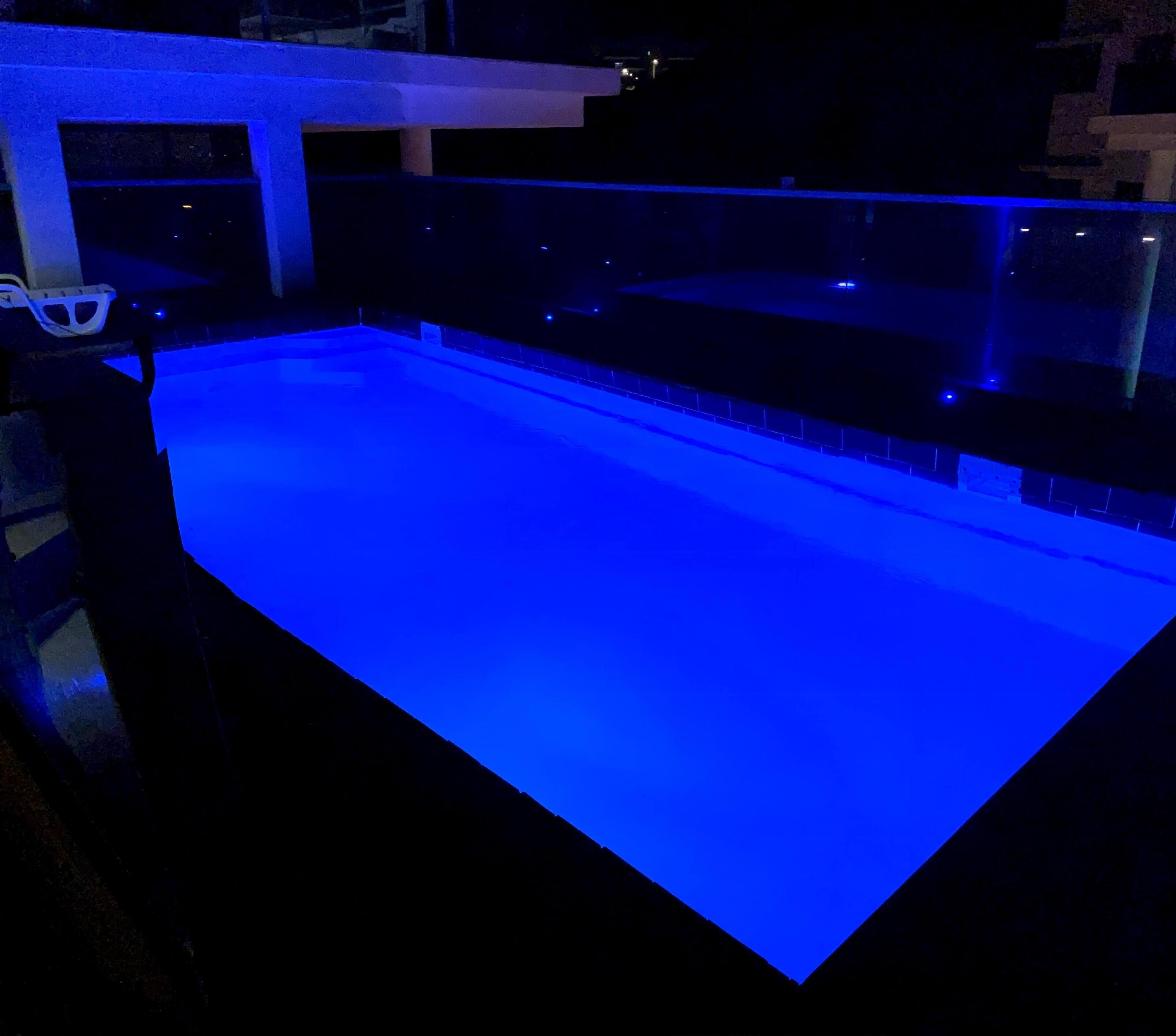 Una piscina iluminada con luz azul.