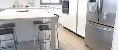 Kühlschrank, Mikrowelle, Ofen, Geschirrspüler