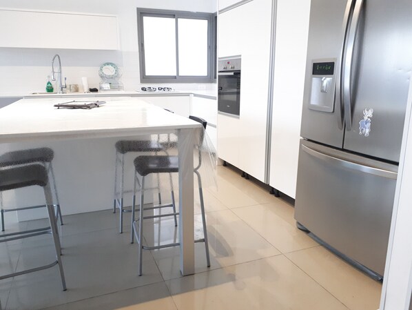 Kühlschrank, Mikrowelle, Ofen, Geschirrspüler