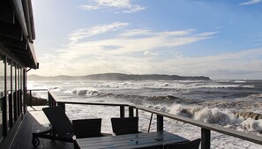 Outdoor dining - 'Seabreeze' a unique Waterfront/Beachside property (Pearl Beach)