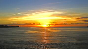 Perto da praia, espreguiçadeiras
