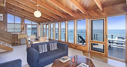 'Seabreeze' a unique Waterfront/Beachside property
