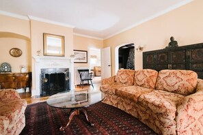 TV, fireplace, books, offices - Harvard House: Make Your 2025 Family Gathering Unforgettable" (Waltham)