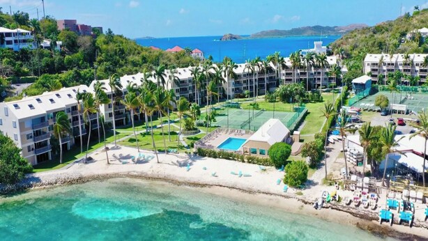 Un complexe hôtelier doté d’une plage, d’une eau cristalline et d’un court de tennis.