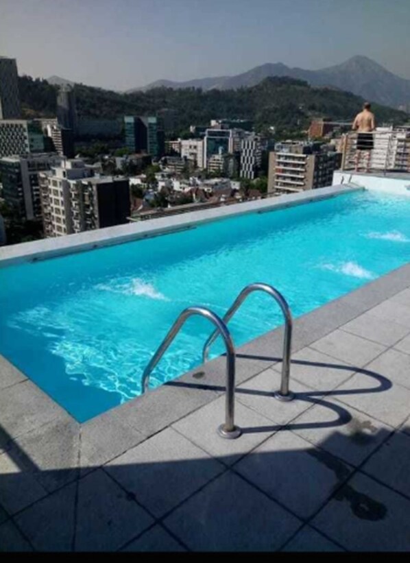 Una piscina al aire libre de temporada