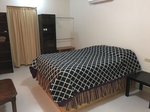 4 bedrooms, iron/ironing board, Internet, bed sheets