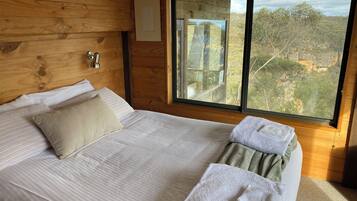 4 bedrooms, desk, iron/ironing board, free WiFi