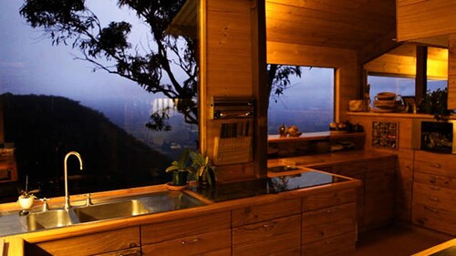 SPACIOUS GRANDVIEWHAUS, WITH SPECTACULAR VIEWS,  MT VICTORIA NEAR BLACKHEATH