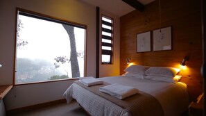 4 chambres, bureau, fer et planche à repasser, lit parapluie