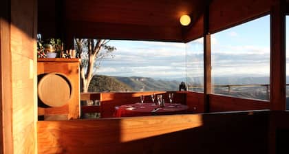 SPACIOUS GRANDVIEWHAUS, WITH SPECTACULAR VIEWS, MT VICTORIA NEAR BLACKHEATH