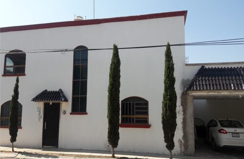 Casa amplia, comoda se encuentra en una zona muy tranquila y segura