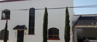 Casa amplia, comoda se encuentra en una zona muy tranquila y segura