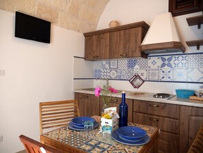 Fridge, stovetop, coffee/tea maker, high chair