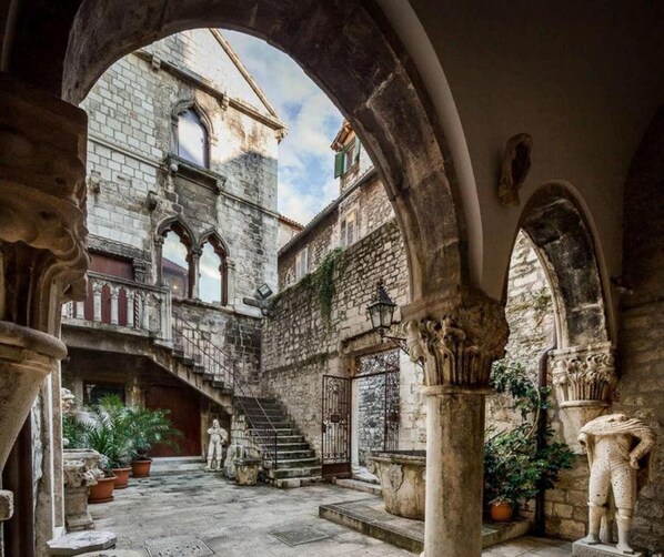 المنطقة المحيطة بالمنشأة