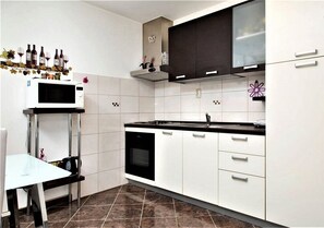 ثلاجة، ميكروويف، فرن، موقد طهي مسطح