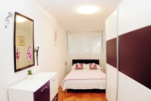 1 habitación, escritorio, tabla de planchar con plancha y wifi gratis 