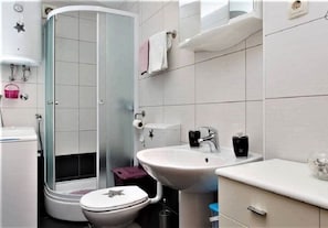 Shower, hair dryer, towels, soap - Apartment STANIĆ - "Home away from home" (Split)