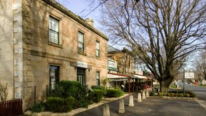 A historic stone building with a bakery and a pub on the ground floor. - White Croft country cottage (Ross)