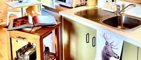 Frigorifero, microonde, macchina per tè/caffè, bollitore elettrico