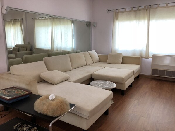 Téléviseur, lecteur de DVD, chaîne audio