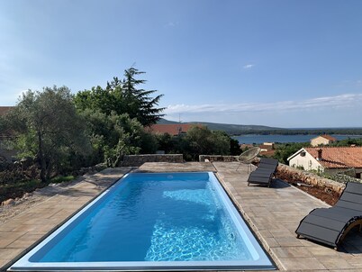 Lili mediterranean studio with a sea view & heated shared pool