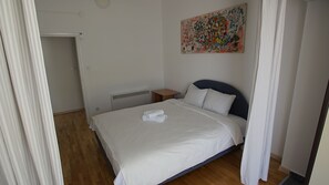 4 slaapkamers, een strijkplank/strijkijzer, gratis wifi, beddengoed