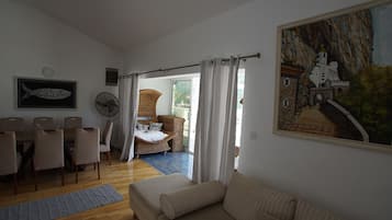 Smart TV, fireplace, stereo