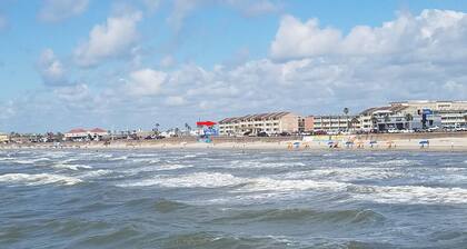 Beachfront condo near Top Places! Heated pool in Winter